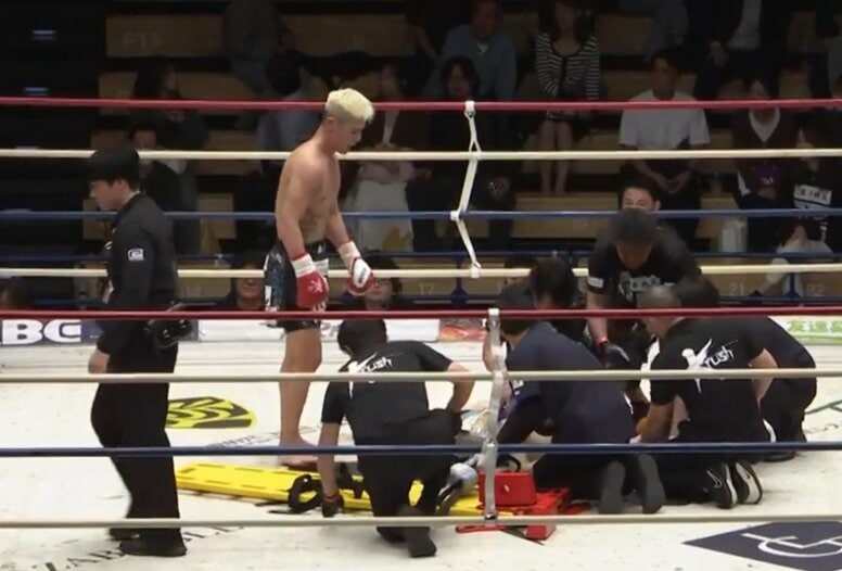 「最悪すぎる」「格闘家失格や」ダウンした相手に“ダメ押し”の顔面蹴り 前代未聞の反則に波紋 相手は失神 後日SNSで「自分自身を見つめ直して」謝罪も