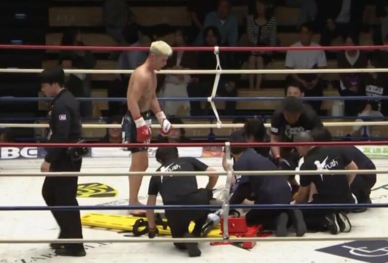 「最悪すぎる」「格闘家失格や」ダウンした相手に“ダメ押し”の顔面蹴り 前代未聞の反則に波紋 相手は失神 後日SNSで「自分自身を見つめ直して」謝罪も