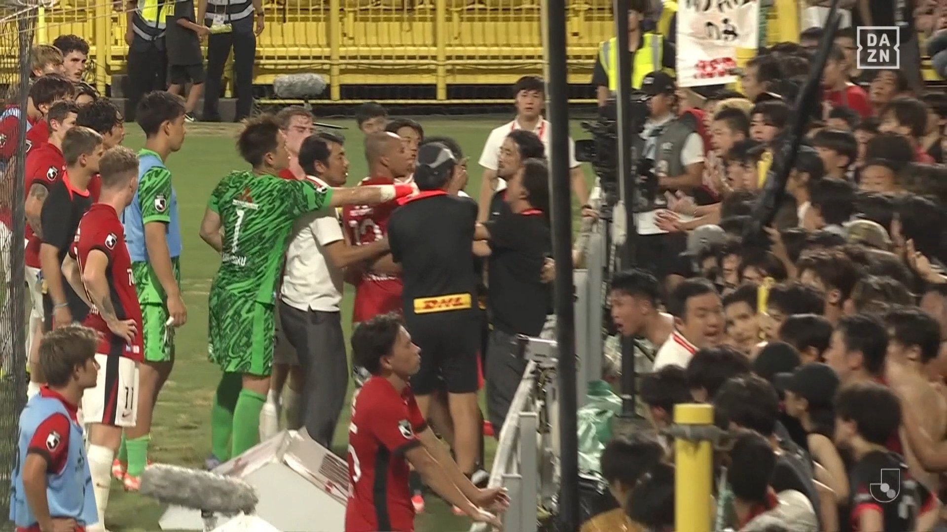 【映像】一触即発!選手とサポーターが口論