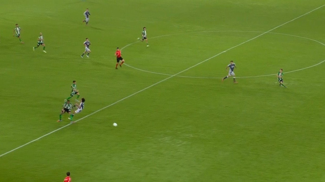 【映像】強烈“体当たり”に吹っ飛ばされた瞬間