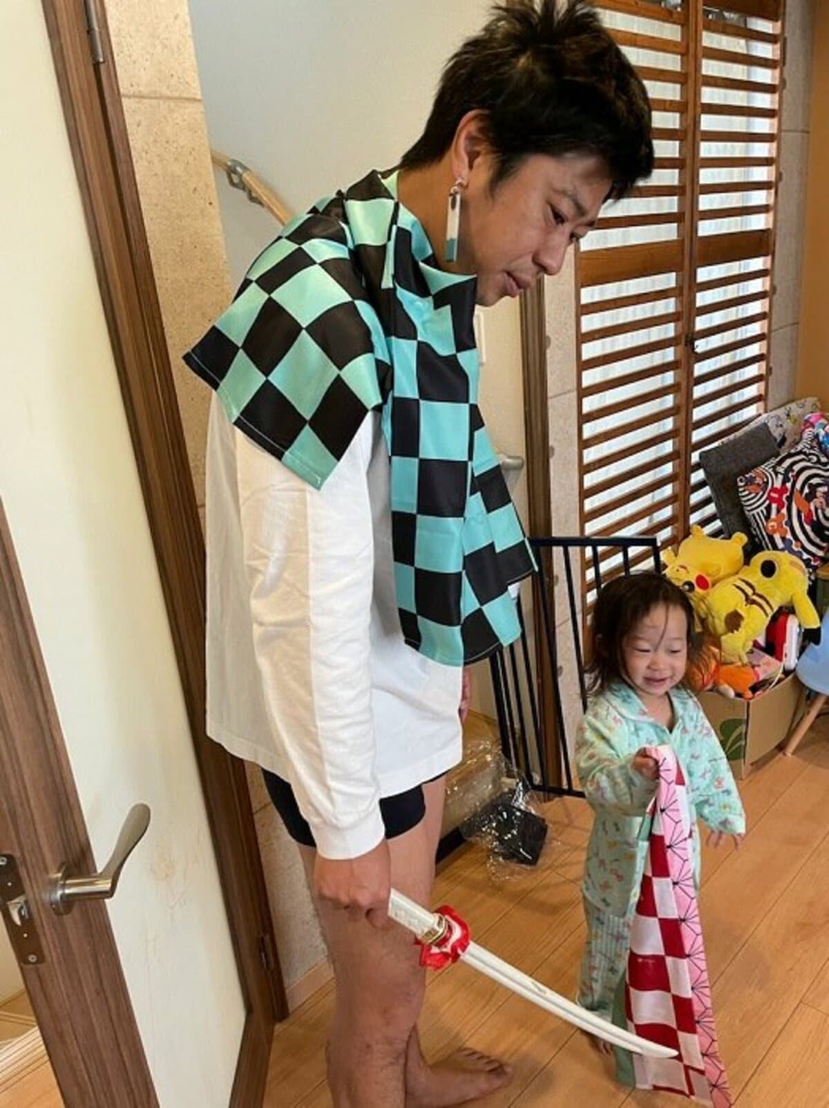 パンサー尾形の妻 朝から 鬼滅の刃 のコスプレをさせられる夫 爆笑 最高です の声 話題 Abema Times