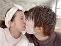 辻希美、夫・杉浦太陽とのキスショットを公開「世界一冷めたチューしました」