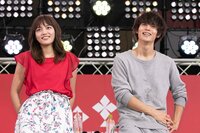 窪田正孝、川口春奈をバックハグし金銭要求 甘え上手なねだり方にファン「5億円あげちゃう」