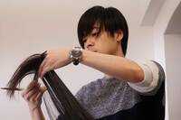 Ameba Official Press『『人は見た目が100パーセント』女性の髪をカットする!成田凌の美容師シーンが到着!』