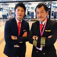 田中圭＆吉田鋼太郎の制服姿“腕組み2ショット”にファン歓喜「サイコーの2ショット」