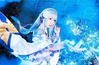 コスプレイヤー・伊織もえ、アニメ「リゼロ」エミリアになりきって魔法を発動？「世界一可愛い」と称賛続々