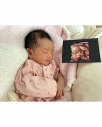 板野友美、“エコー写真と同じ”愛娘の寝顔を公開「すでにむちゃくちゃ美人」「ベビちんにメロメロ」