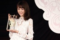 「恥ずかしいです」"最も美しい顔"に桐谷美玲、満場一致で選出