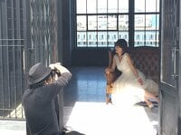 釈由美子、ドレス撮影でのオフショットを公開「40代に突入して」