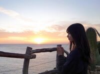 齋藤飛鳥、海と夕焼けを眺めながら黄昏れる姿に「絵になる」「美しい飛鳥ちゃん。最高かよ」の声