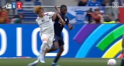 「バケモノかよ！」佐野海舟、“爆速タックル”でボール奪取→ドリブル突破「すげえ」「強すぎだろ」味方もドン引きの圧倒的推進力