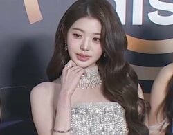 「美脚やばい」「美しすぎてドキドキする」IVE、スタイルの良さが際立つ豪華衣装に反響！『第40回 ゴールデンディスクアワード』レッドカーペットに登場