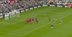 あれ？どこにいった… 一発退場後にリバプール遠藤航がピッチに寝る！ 今後は多発するか？フリーキックの壁で寝そべってグラウンダーのコースを消すシーン