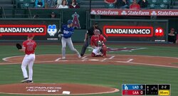 何が起きた？ 大谷翔平が叫んだ…“想定外のハプニング”「怖っw」「大谷さん笑ってる」 仲良しコーチに“あわや打球直撃”