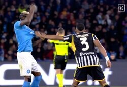 「妖怪大戦争」「掴みすぎやぞ」怪物FWと武闘派DFがド迫力バトル！ ユニホームを引っ張る→全力パンチを見舞うバチバチ対決の一部始終…セリエA因縁の一戦が燃え上がる