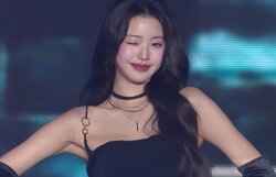 「過去一の色気」IVE・ウォニョン、セクシーな黒ミニドレス姿でヒップホップデュオに囲まれ妖艶コラボ「清楚なウォニョンのこういうコンセプト新鮮」『KBS歌謡祭』