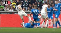 何が起きた…！？ 町野修斗、ゴール前で目を疑う“まさかの光景”「ワケわからんw」キックしたボールが… “謎のアシスト”にファン困惑