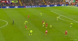 「今日の遠藤は尋常じゃない」首位攻防戦で猛威をふるった遠藤航の“ダイレクトパス”がSNSで話題「ワンタッチパス出しマシーンで猛威」「質が上がった」