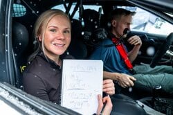 助手席が「女性だよ」 世界ラリーで唯一…“美しき情熱の案内役”に熱視線「かわええなあ」