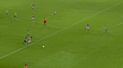 「危ねぇな」久保建英、強烈“体当たり”で吹っ飛ばされ悶絶「完全にアフターやん」高速カウンターが危険タックルで止められた瞬間