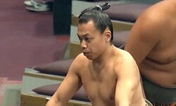 「肋骨が透けて…」「脚の筋肉が浮き出てる」36歳の“60キロ”力士、鍛え抜かれた筋肉美に驚きの声 劇的勝利に館内騒然