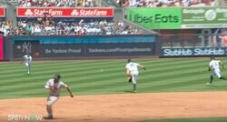 えっ…？ どこに飛ばすんだよ！ 吉田正尚、どん詰まり“変態逆方向打”で異変が起きた…！？ ヤンキース野手陣の動きがおかしくなる「軌道エグい」「面白い飛び方」