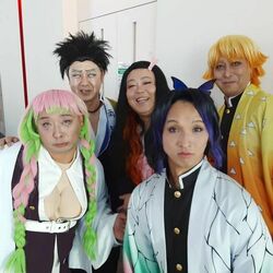 「圧倒的かわいさ」「腹筋がやばい」トム・ブラウンの衝撃的な「鬼滅の刃」集合コスプレに爆笑広がる