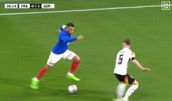 「格が違うんよ！」エンバペ、衝撃の“爆速すぎるドリブル”でドイツの名手をぶち抜いた一部始終！ 分かっていても止められない圧巻スピードに「怪物や」「すげえレベル」