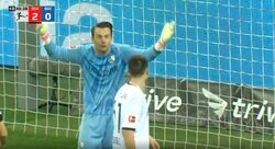 態度が悪い“問題児”キーパーがブチギレ！「文句言いすぎ」「ずっと仲悪いな」 フルボッコにされるDF陣を激しく責め立てるシーン　怒りまくるベテラン守護神が荒ぶり続ける瞬間