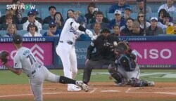 えっ？ なんか爆発した…！？ 大谷翔平のスイングで“異変”が起きた…？　特大アーチの“打球音”がヤバすぎると世界中で話題に「ショットガンかよ」「もはや人間じゃない」