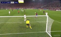 「史上最高のヘディングだ」若きメッシが“小さな巨人”になった瞬間！ 天才的コントロールショットでCL優勝を掴んだ歴史的シーンが再脚光「衝撃を与えた」「マジックショー」