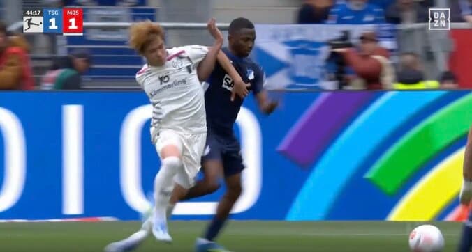 【写真・画像】ウソでしょ…！？ 佐野海舟、目を疑う“衝撃の7秒間”「めっちゃ強いな」「これはヤバい」爆速プレスでマンツーマン勝負→チェコ代表を“完封”「逃げられないw」　1枚目