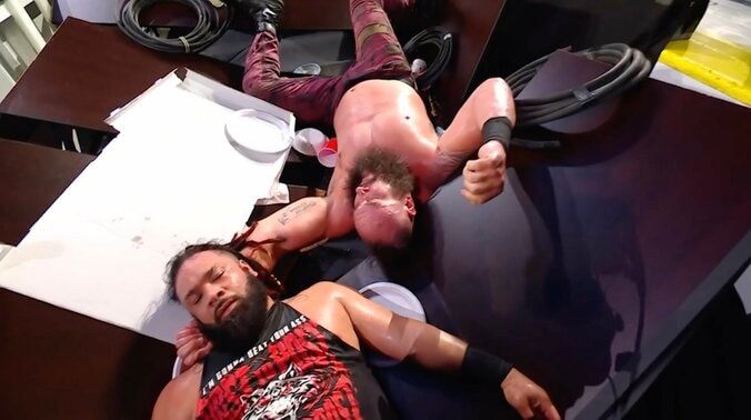 テーブル真っ二つで2人ともダウン