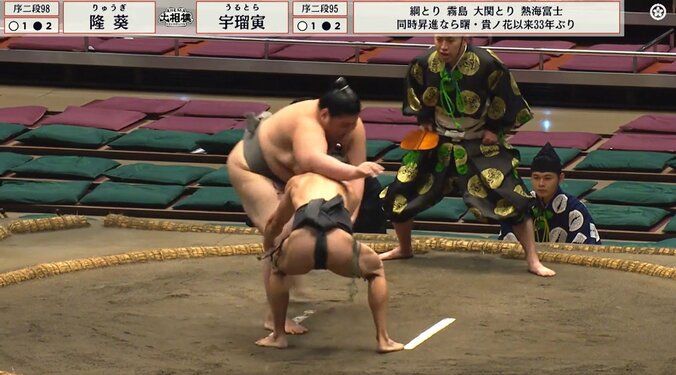 「ひっくり返した!」60キロ力士、160キロ巨漢を“一撃”でゴロン 華麗な決まり手に館内どよめき 4枚目