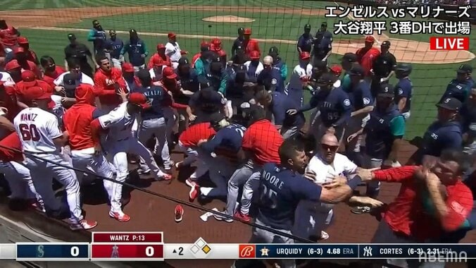 大谷翔平を守れ！通訳・水原一平氏が大乱闘騒ぎの中、必死に守る姿にファンが感動「ボディガード一平」「さすが一平」 1枚目