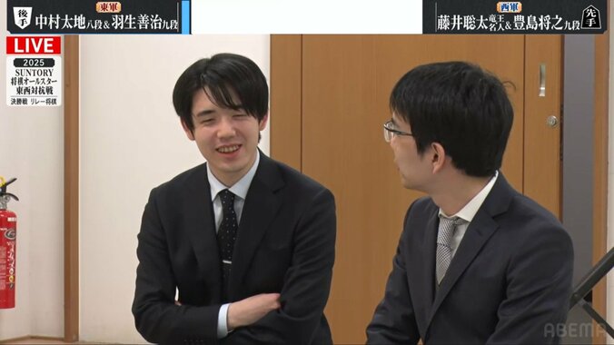 作戦タイムで相談する藤井竜王・名人（左）と豊島九段