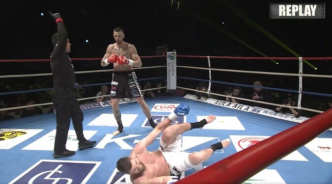 「カーフ一発か！」196cm巨体が“一撃”で崩れ落ちる衝撃KO 魔裟斗「うわぁ…強いわ」驚愕 4枚目