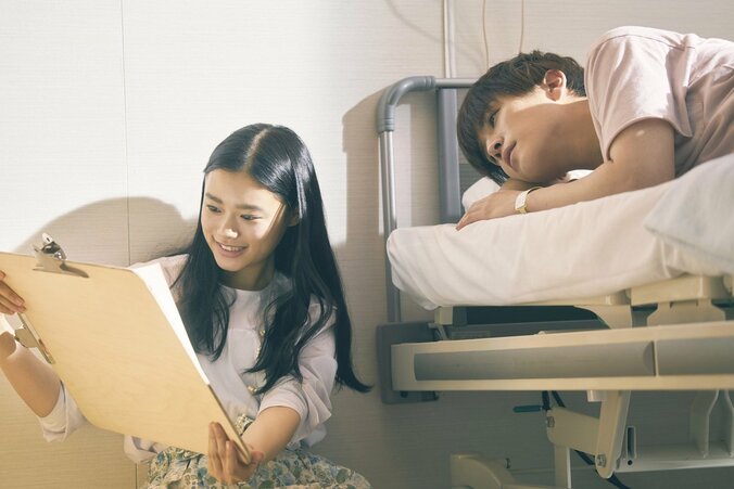 杉咲花が岩⽥剛典を支える　『パーフェクトワールド君といる奇跡』病室の場⾯写真解禁 1枚目