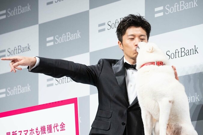 【画像】田中圭＆“お父さん”の可愛らしいキスに、報道陣ほっこり（23枚） 19枚目