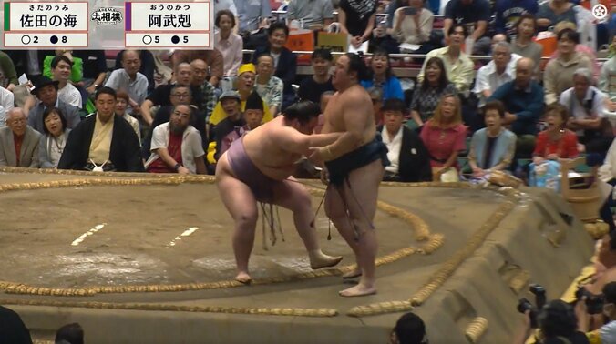 「これこそ珍事」大相撲、行司“ひやり”の緊急事態! 再開の8秒後に2度目の“まわし待った”で館内笑い「2度目は初めて見た」「取組に集中できない」 5枚目