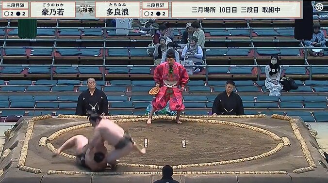逆転白星も“負け判定”？ 自ら土俵を下りかける珍光景 「すごい回転」「降りかけたw」 2枚目