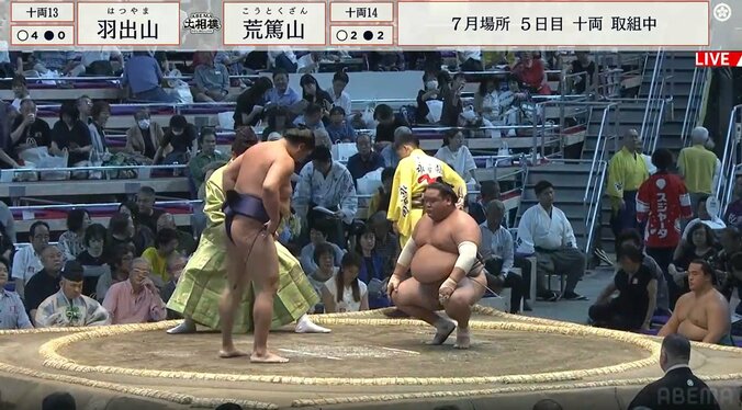 写真左が十両十三枚目・羽出山（玉ノ井）