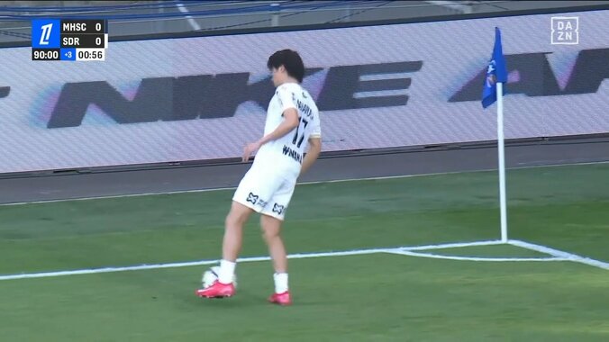 「バチくそキレてる」「敬斗プンプン」中村敬斗、味方にFKを奪われて激昂→ボールを蹴りつけて感情爆発の瞬間 2枚目