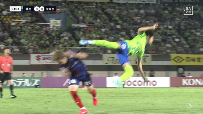 「レッドじゃない？」後ろ足飛び蹴り→顔面直撃の危険プレーにファン騒然「プロレス以外で初めて見た」「どんな足の出し方だよ」 4枚目