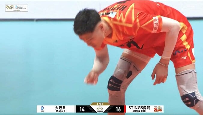 男子バレー、試合中にガムを…拾って食べるまさかの“珍光景” 「3秒ルールしてるw」「ガムを落としてまた…」熱戦最中に 2枚目