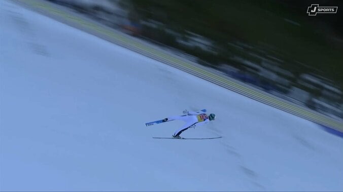 「なんだこれ」五輪ラージヒル金の“怪物”が228M特大ジャンプ　「圧倒的にスピードと伸び方が違う」実況も解説も脱帽【ジャンプW杯】 5枚目