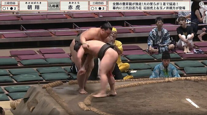 先に土俵を割ったのは朝翔に見えたが