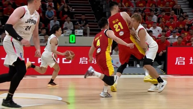 「何てことするんだ！」中国巨漢の“膝”が日本SGの下腹部直撃…「なんでファウル…」「ゾッとする」悶絶姿＆判定にファン騒然【バスケW杯予選】 2枚目