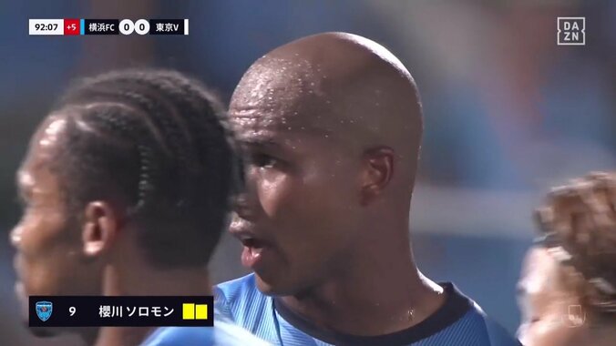 退場したくない…レッドカードを出されて必死の抵抗「出るしかない」「ちょっとかわいそう」不要な接触で2枚目イエロー→選手が退場拒否の一部始終 3枚目