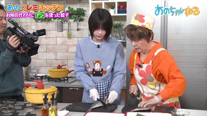 「教えてくんないんだけど」あのちゃん、平野レミに放置され見様見真似でアジの3枚おろしに初挑戦 4枚目